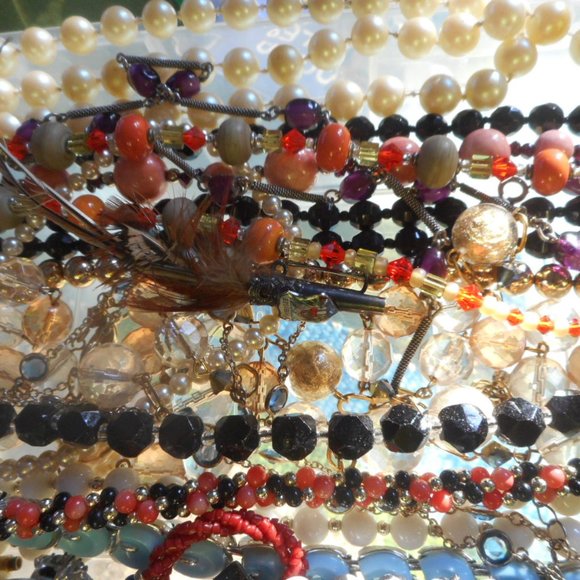 Three pounds of vintage necklaces:glass, plastic - Picture 2 of 6